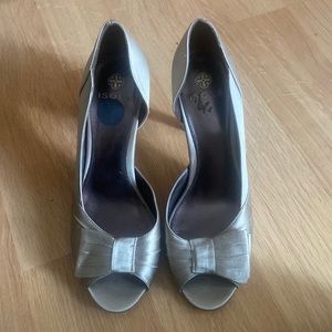 These are Isola heels size 7 in women.